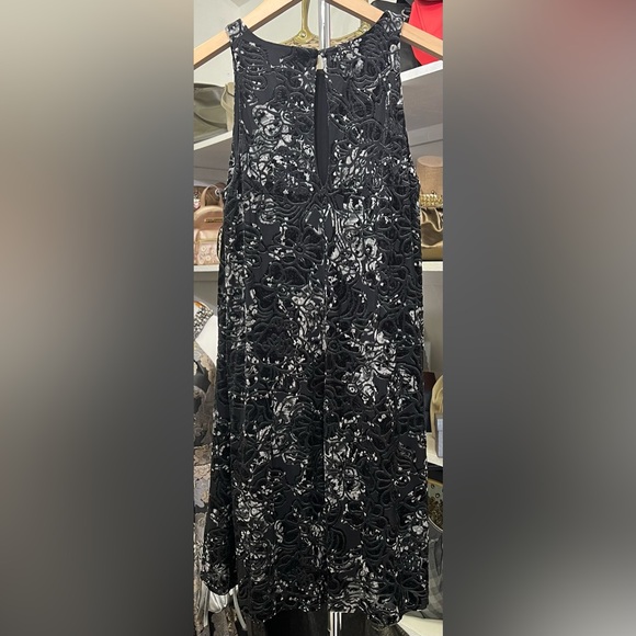 Adrienne Vittadini, Soft velvet, fully lined & has a nice touch of stretch.  S - Picture 2 of 4